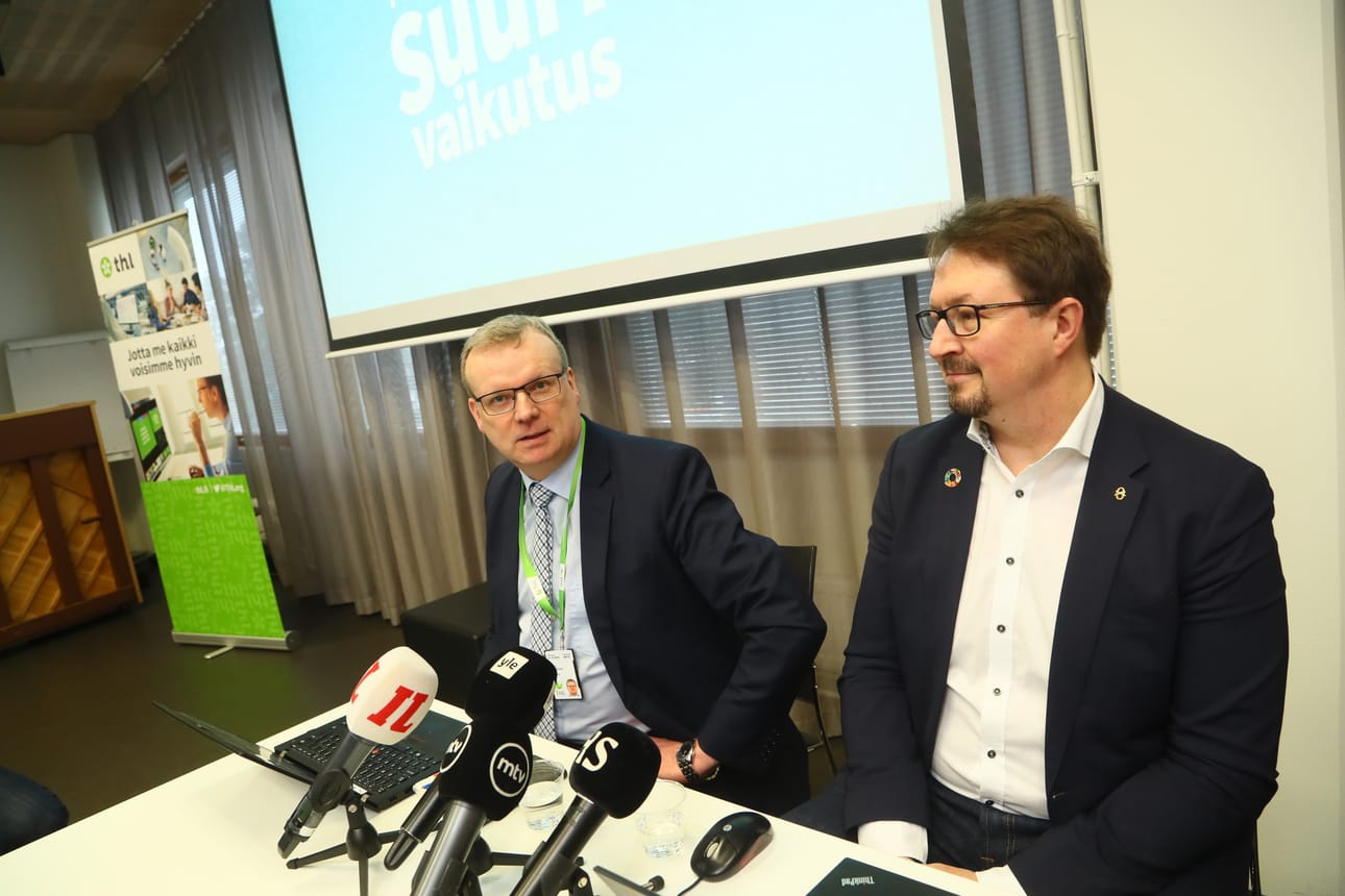 THL:n pääjohtaja Markku Tervahauta (vas.) ja johtaja Mika Salminen THL:n tiedotustilaisuudessa. Arkistokuva.