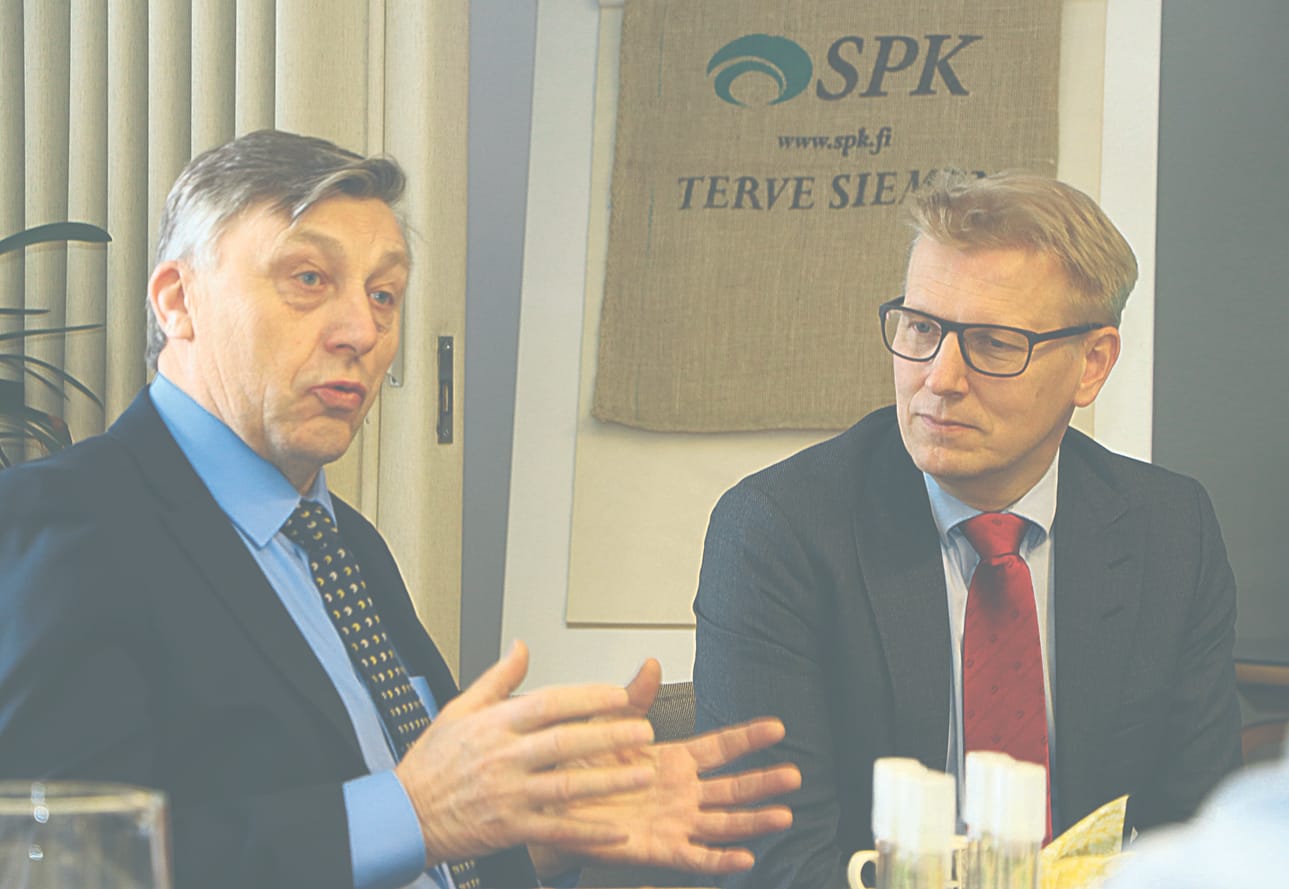 Maatalous- ja ympäristöministeri Kimmo Tiilikainen kuuntelee tarkasti, mitä kunnanhallituksen puheenjohtaja Tauno Uitolla on asiaa.