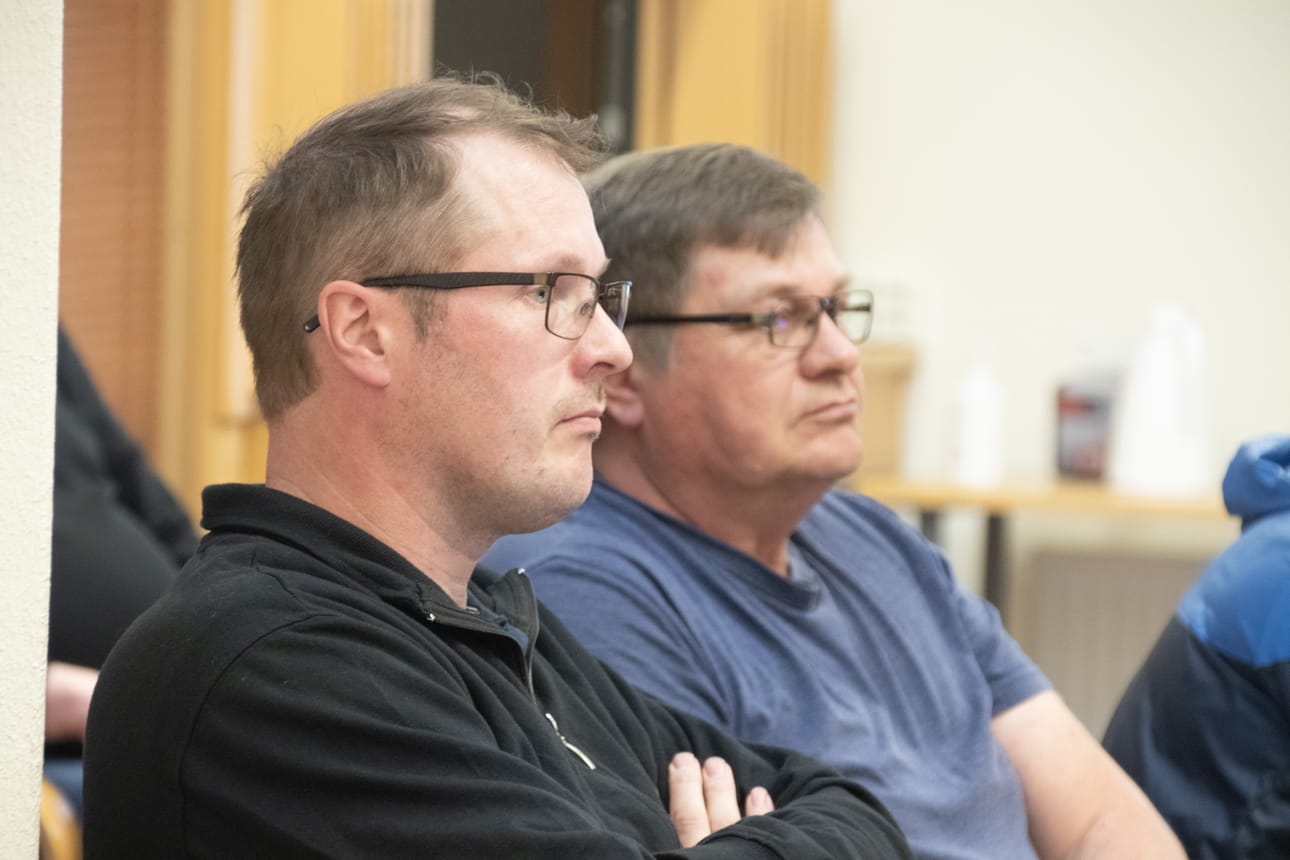 Juha Myllyseen (kuvassa vasemmalla) liittyvä tapaus palautuu takaisin hallitukselle, jolta valtuusto odottaa aiempaa selkeämpää pohjaesitystä. Oikealla istuva varavaltuutettu Riku Pussinen ei liity tapaukseen.