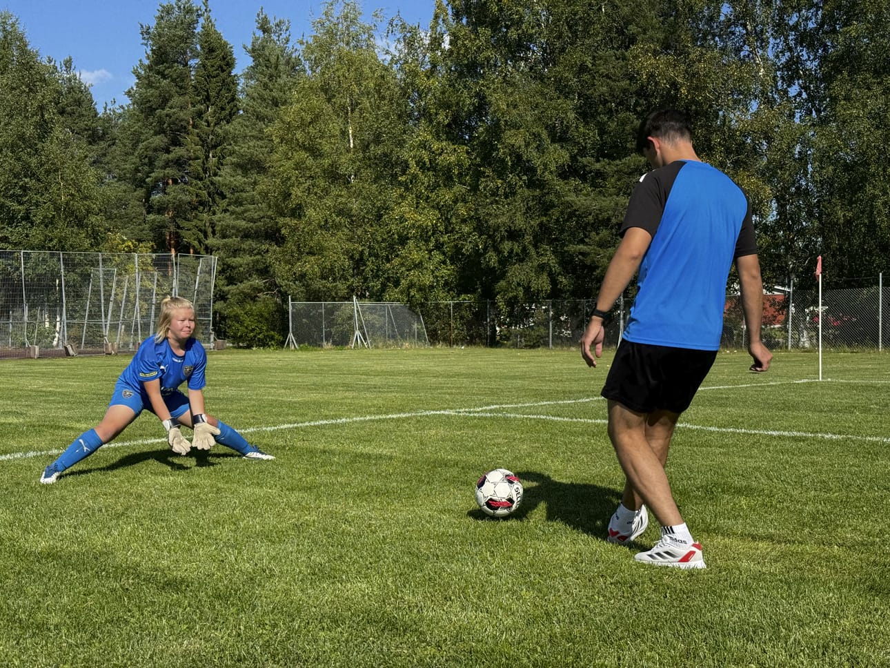 Maalivahti Janna Talvi palkittiin kauden maalivahti -tunnustuksella Oulaisten Huiman jalkapallojaoston tilaisuudeessa.