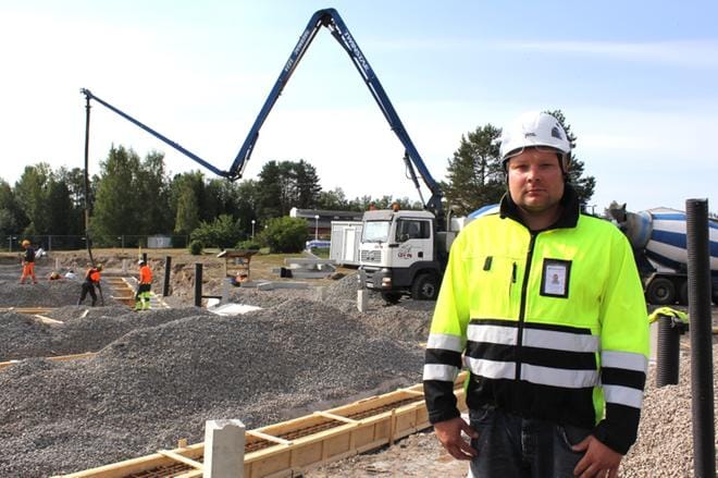 Rakennusmestari Juuso Pikkukangas, taustalla kehitysvammaisten asumisyksikön työmaa. KUVAT: SAILA COLLANDER