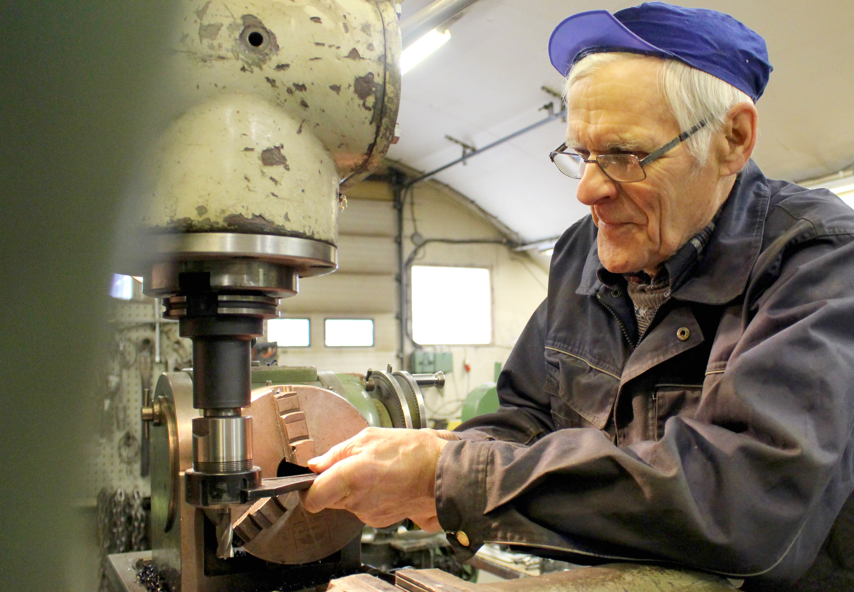 Paavo Anttila jatkaa pajallaan metallitöitä, kun niitä tuntuu olevan tarjolla. Rallitouhut hän on jättänyt jo nuoremmille, vaikka kertookin mielellään omia SM-kisatarinoita nuorempien keskittyessä ratakaluston kunnossapitoon ja virittelyyn.
