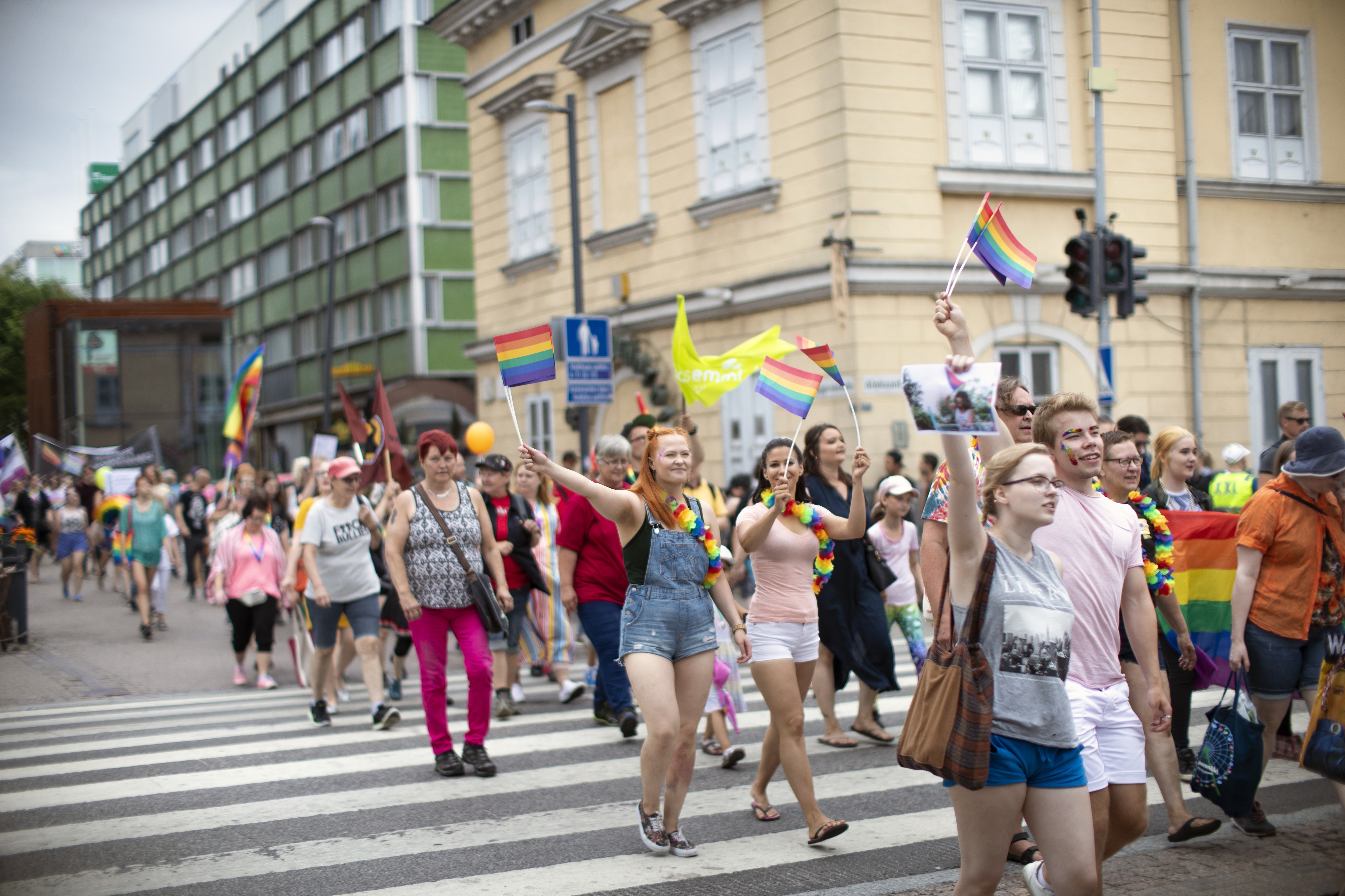 Oulu Priden kulkue matkasi Rotuaarilta kohti Åströmin puistoa.