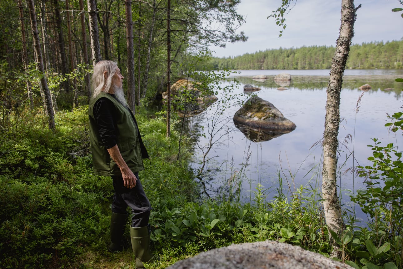 Eero Murtomäen kotoa on pieni kävelymatka luonnontilaisen lammen rannalle. Siellä hän on seurannut ja kuvannut kuikkia, joista ilmestyi teos Kuikanhuudon kuulumalta.