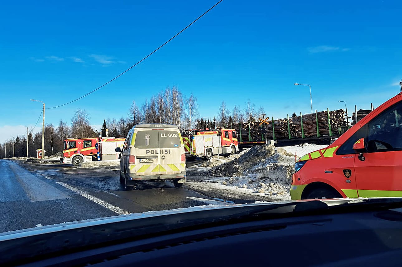 Kivirannan tasoristeyksessä Torniossa sattui tiistaina päivällä puutavarajunan ja henkilöauton törmäys.