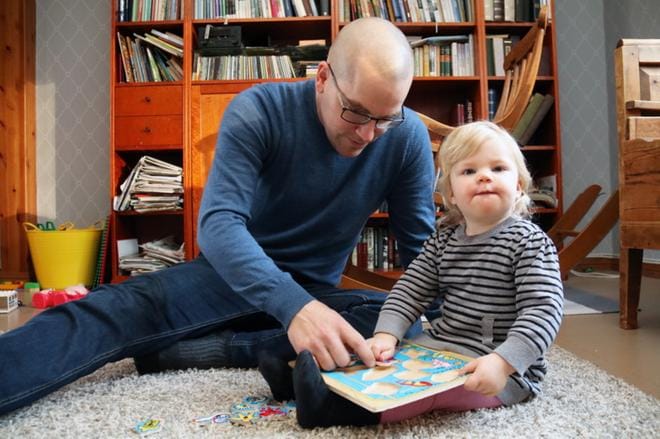 Hannu Rantala nautti kahdenkeskisestä ajasta Helmikertun kanssa viikko sitten aamupäivällä. Alamarin-Jetin teknisen johtajan tehtäviin hän pääsi tarttumaan, kun perheen äiti Maija tuli osa-aikatöistään. KUVA: ANU NAHKALA