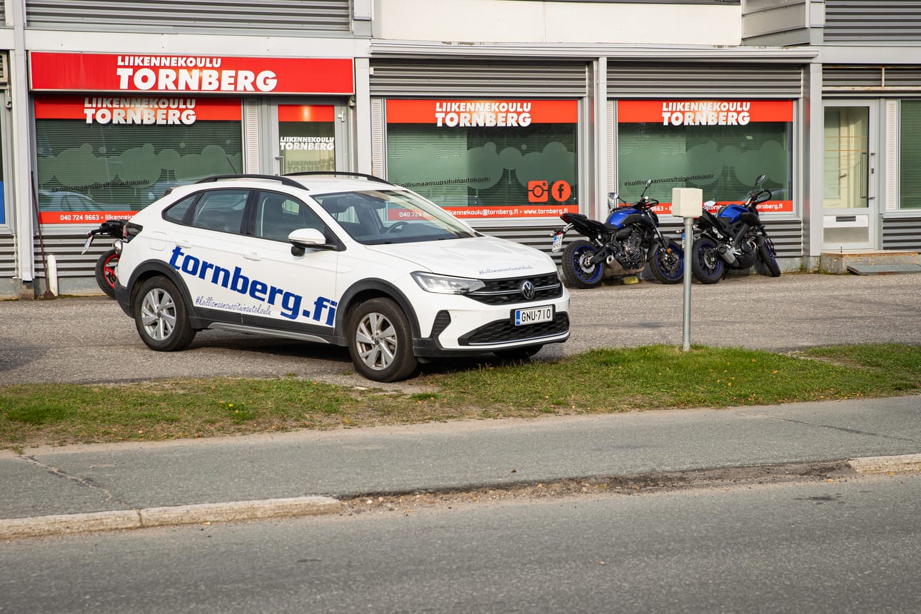 Tornbergin liikennekoulun autoissa ja julkisivussa lukee jatkossa Epic. Uusista yrityskaupoista ei ole kyse, vaan Epic-ketju on omistanut kuusamolaisen autokoulun jo vuodesta 2018 lähtien.