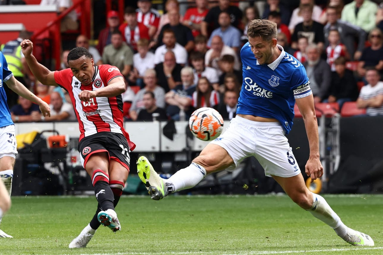 Sheffield Unitedin Cameron Archer ja Evertonin James Tarkowski tasapeliin päättyneessä ottelussa. LEHTIKUVA/AFP