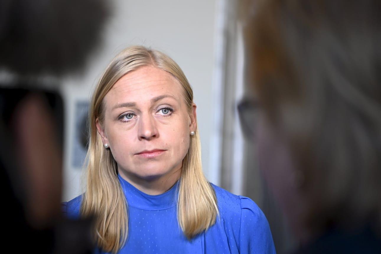 Ulkoministeri Elina Valtonen sanoi toimittajille eduskunnassa, että eskalaatiosta oli viitteitä etukäteen. Hänen mukaansa sotilaallisen eskalaation kierre on saatava loppumaan. LEHTIKUVA / ELSA PAAKKINEN