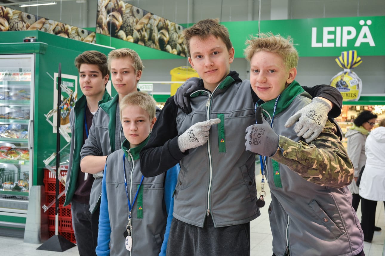 Miko Kasurinen, Konsta Ahvonen, Jimi Keränen, Tuomas Kurvinen ja Juuso Iso-Möttönen luottavat kesätöiden saantiin myös tulevaisuudessa.