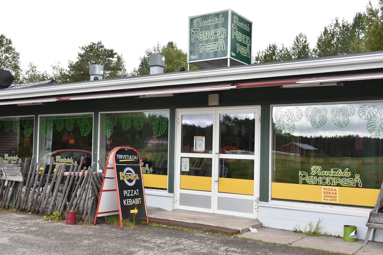 Ravintola Peikonpesä elokuussa 2025 Kauppakujan varrella torin naapurissa. Liiketilat rakennettiin 1970-luvun alussa.