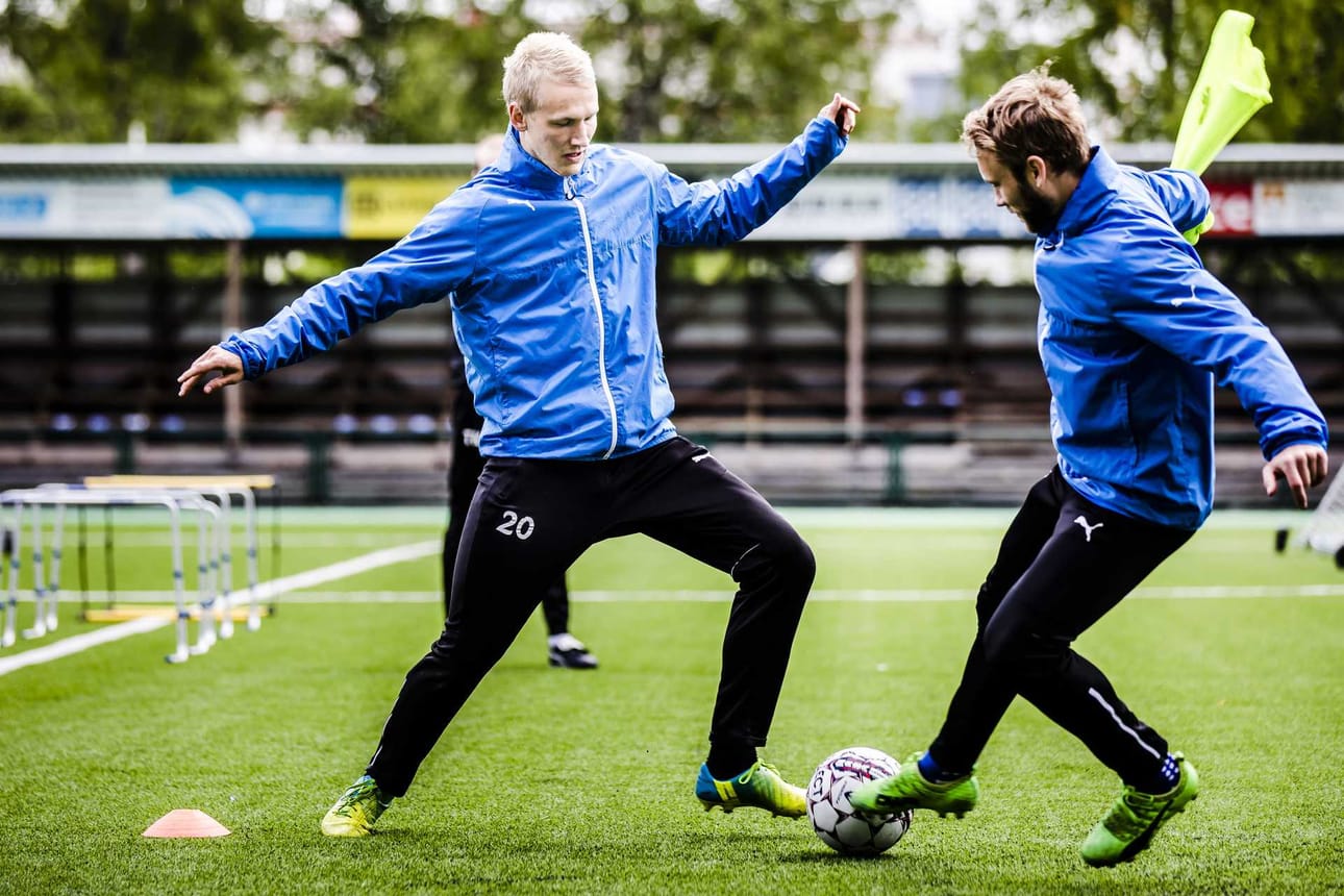Kehitys. Roiha myöntää aiemmin omanneensa melkoisen louhikkokosketuksen. Nyt pallot eivät enää pompi aivan samalla tavalla kuin ennen Jari Alamäen oppia FC Santa Clausissa.