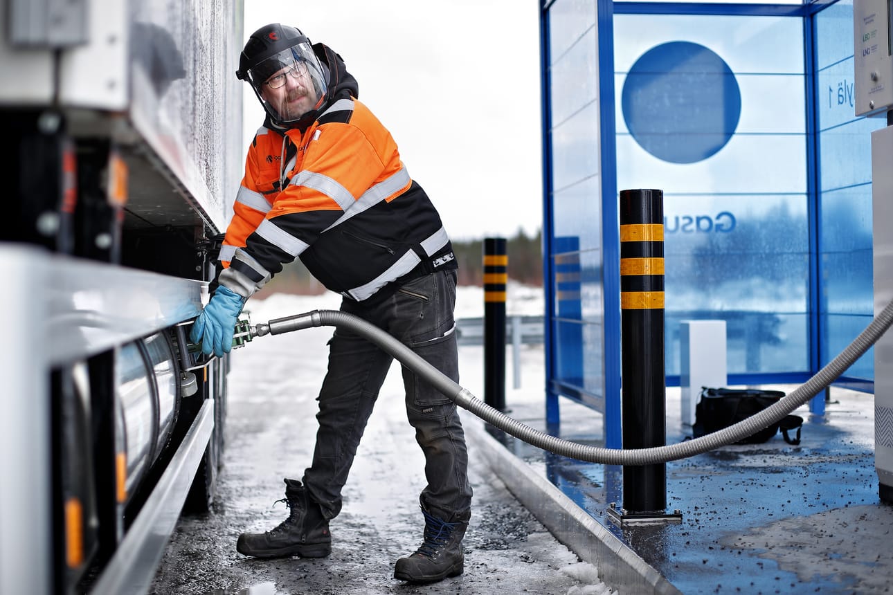 Biokaasurekan tankkaaminen onnistuu Seinäjoella ja seuraavan kerran Jyväskylässä. JK-Login työnjohtaja Juha Kujanpää sanoo, että homma vaatii pioneerihenkeä.