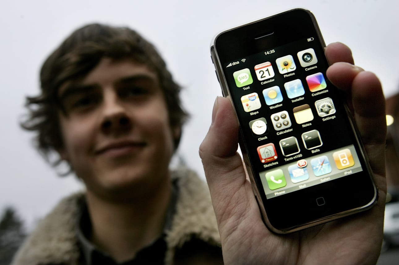 Tästä se lähti. Muun muassa Muropaketti.comin perjustajana tunnettu Sampsa Kurri on yksi harvoista suomalaisista, joilla oli ensimmäinen iPhone. Kuva marraskuulta 2007.