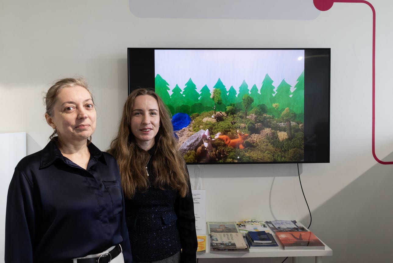 Lapset ihastuivat animaation muovailuvahahahmoihin niin paljon, että veivät ne muistoksi, kertovat Olga Liashenko (vas.) ja Janna Pennanen.