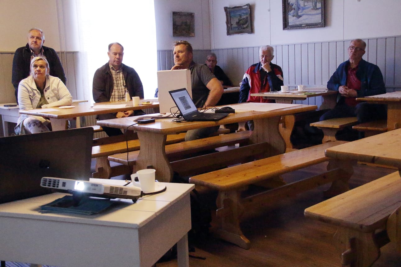 Yleisö kyseli runsaasti kevyen liikenteen väylän suunnitelmista. Hanke on ollut Petäjäskoskella hyvin toivottu, tarpeellinen ja odotettu. Siitä saa antaa palautetta mielellään vielä parin viikon sisällä.