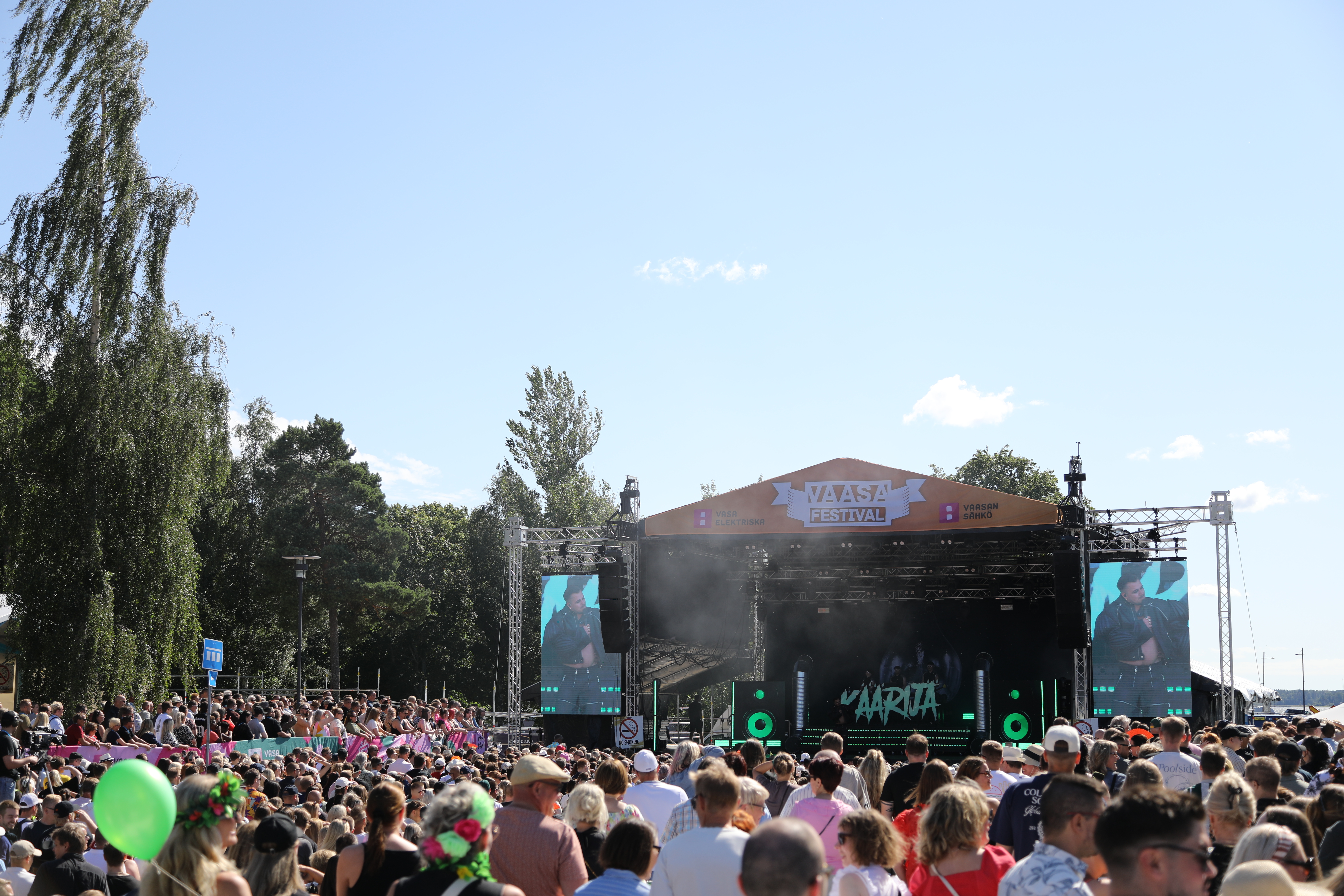Festivaalialue oli piukassa jo kello kolmelta iltapäivältä, kun Käärijä aloitti show'nsa.