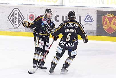 Puolustaja Atte Ohtamaa säntää onnittelemaan tshekkihyökkääjä Petr Tenkratia, joka iski Kärpille kullanarvoisen 3-3-tasoitusmaalin.