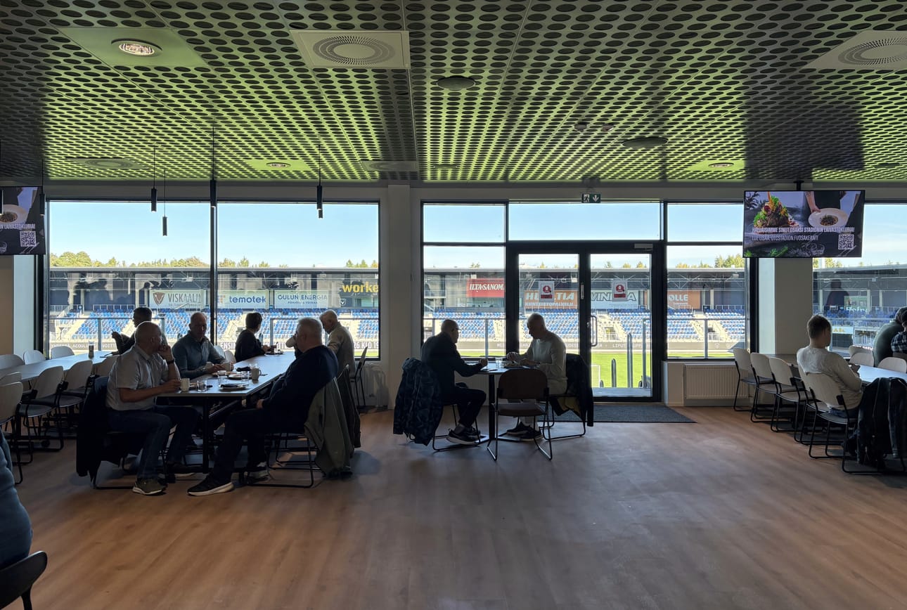 Pitkät pöydät tekevät stadionravintolasta ruokalamaisen.