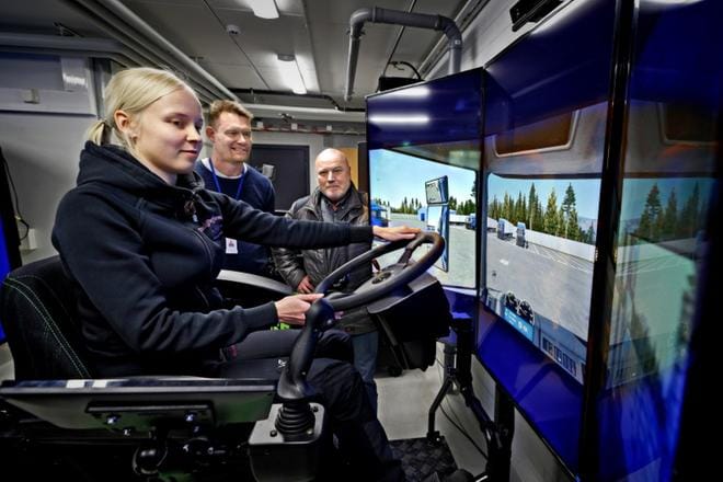 Ilmajokelainen Sanna Saarikoski opiskelee Sedussa yhdistelmäajoneuvon kuljettajaksi. Hän esittelee opettajansa Pertti Heinon ja koulutuspäällikkö Hannu Muhosen kanssa ajosimulaattorin toimintaa. Sedun simulaattorimaailma Rengonharjulla on yksi EU-rahoitusta Etelä-Pohjanmaalla saaneista kohteista. KUVA: KARI LÖFHJELM