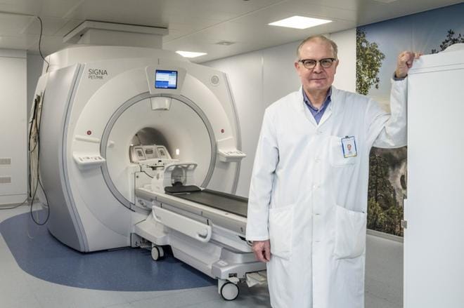Juha Rinne kertoo, että aivojen rakennetta tutkitaan magneettikameralla ja toiminnallisia muutoksia PET-kameralla. Turun yliopistollinen keskussairaala sai viime vuonna ensimmäisenä Suomessa laitteen, jolla voidaan tehdä sekä PET- että magneettikuvausta samanaikaisesti. KUVA: Riitta Salmi