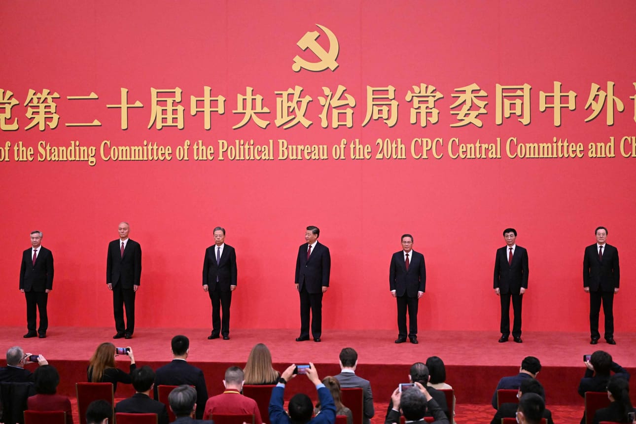 Kiinan presidentti Xi Jinping (keskellä) ja muut politbyroon pysyvän komitean jäsenet esittäytymässä viestimille Pekingissä. LEHTIKUVA / AFP