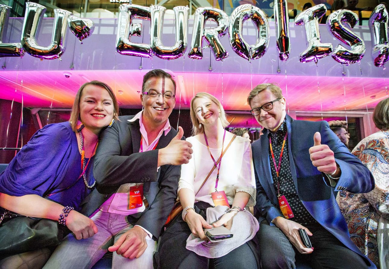 Sanna Tapaninen, Jouni Rahko, Jari Haapaniemi ja Katja Kärkkäinen pääsivät keskelle vip-katsomoa lipuilla, jotka Tapaninen voitti arvonnasta Facebookissa.