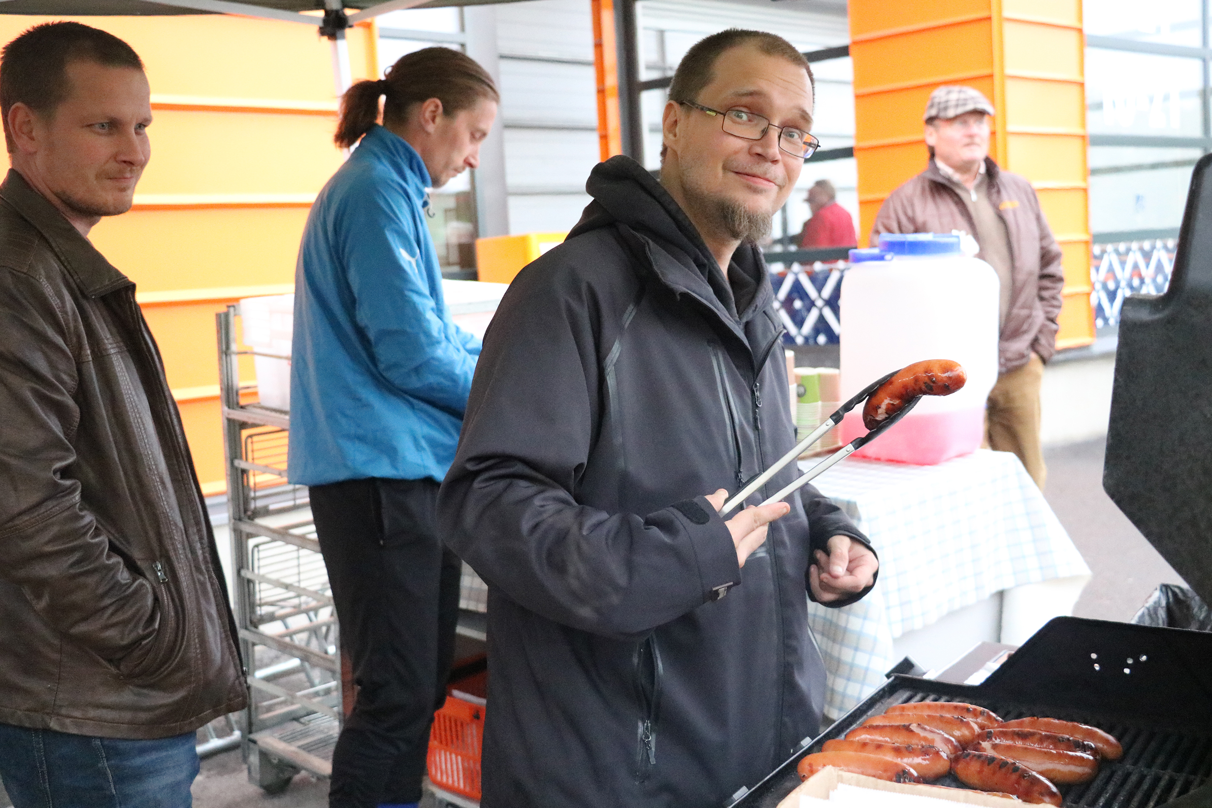 Mikko Kankaanpää kertoi olleensa makkaranpaistajana jo neljättä tuntia. Väkeä on riittänyt makkarakojulla satoja.