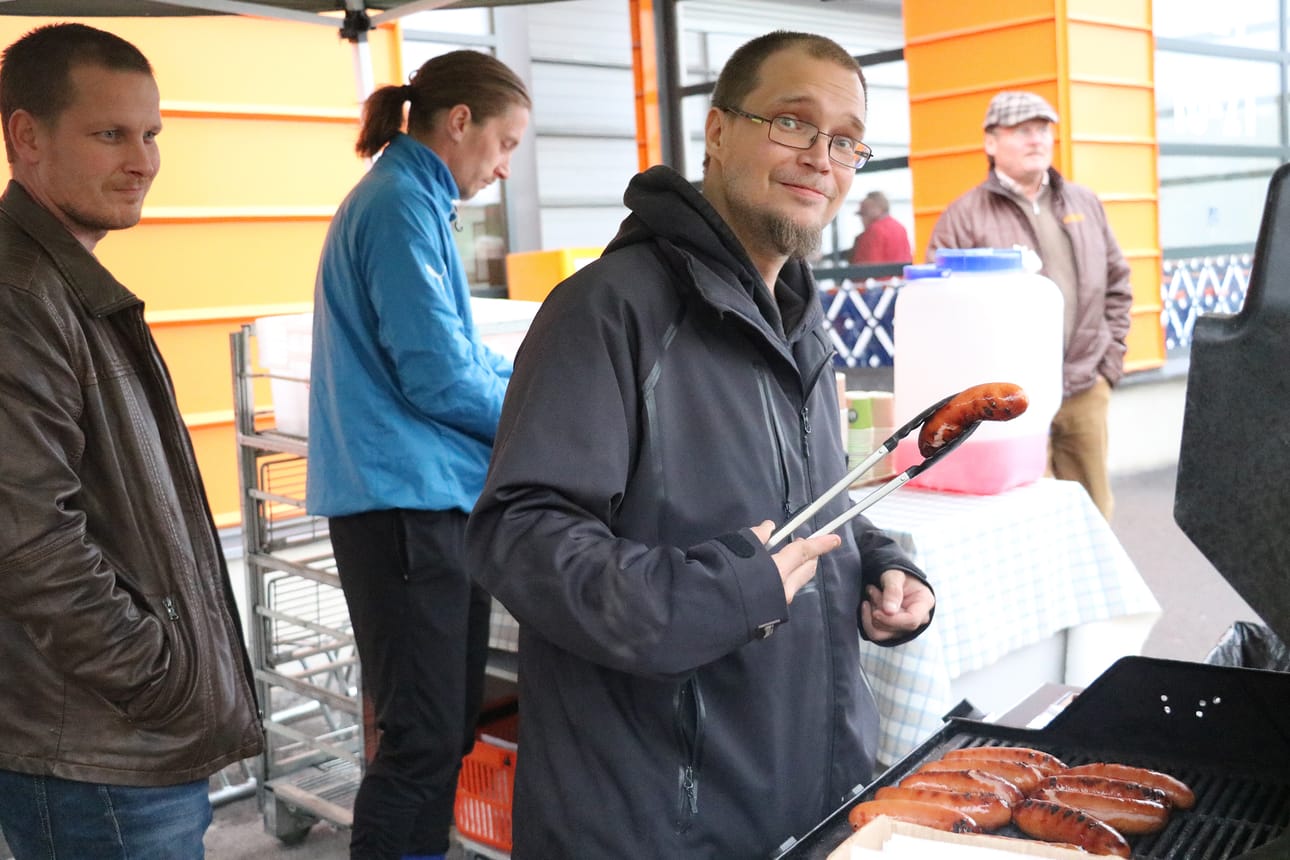 Mikko Kankaanpää kertoi olleensa makkaranpaistajana jo neljättä tuntia. Väkeä on riittänyt makkarakojulla satoja.