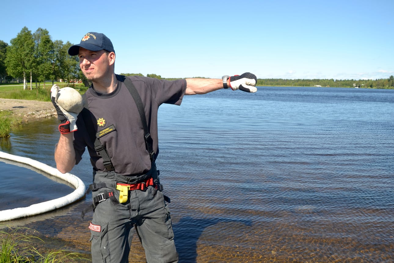 Jaakko Kallunki heitti kiukaalla kuumennetun Jaakon päivän kiven Kuusamojärveen Kelan rannassa. Kallungin toive toteutuu ja ennusteen mukaan pintavedet lämpiävät vielä hiukan ennen kuin kääntyvät laskuun.