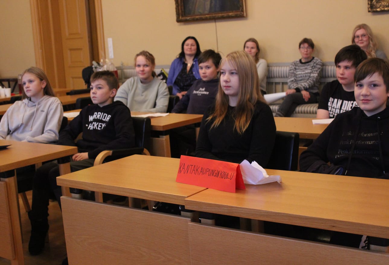 Skaftungilainen Henrik Välisalo (oik.) 5. luokalta edusti kantakaupunkilaisen 6. luokkalaisen Milla Jaakkolan kanssa Kantakaupungin suomenkielistä koulua pikkuparlamentissa eilen. Dagsmarkkilaiset 5. luokkalaiset Lukas Lindberg ja Alina Backlund (vas.) edustivat Lapväärtin ruotsinkielistä koulua.