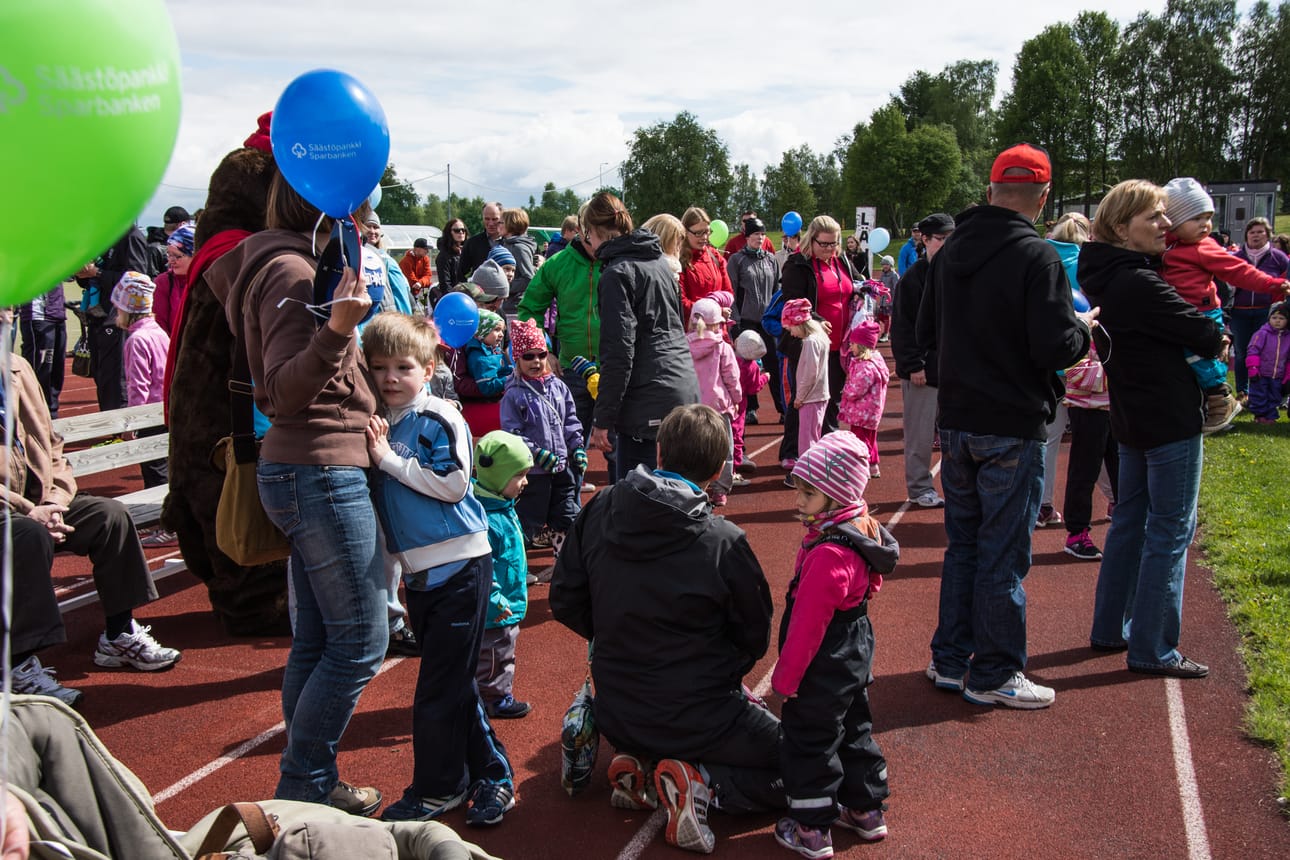 Karhujuhlat vetivät urheilukentälle paljon väkeä.