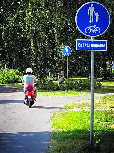 Sallittu mopoille -lisäkilpi kertoo, että moposkootterilla saa ajaa vain suoraan menevää pyörätietä. Oikealle risteävää kevyen liikenteen väylää ei saa ajaa mopolla.