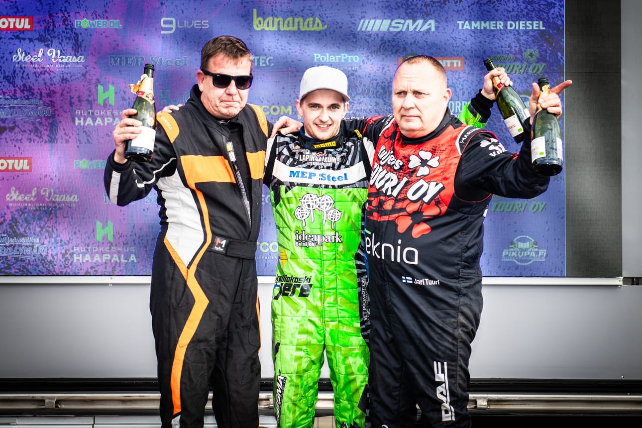 Jalasjärven Murtoharjun radalla kisatun rallicrosskilpailun kärkikolmikko: Tuomas Skantz, Jere Kalliokoski ja Jari Tuuri.