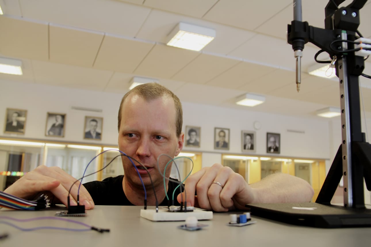 Ilkka Alanärän tarvikelaatikoissa on jo erilaisia komponentteja, joista voi rakentaa arkikäyttöön soveltuvia tuotteita.