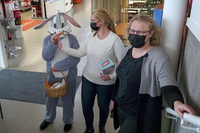 Hammaspupu sekä Taina Paananen ja Henna Muukkkonen Alajärven hammashoitolasta kiertelivät tapaamassa asiakkaita Paavolantorin kauppakeskuksessa Alajärvellä. He muistuttivat, että hampaat tulee harjata kahdesti päivässä. KUVA: SARI HEINILÄ