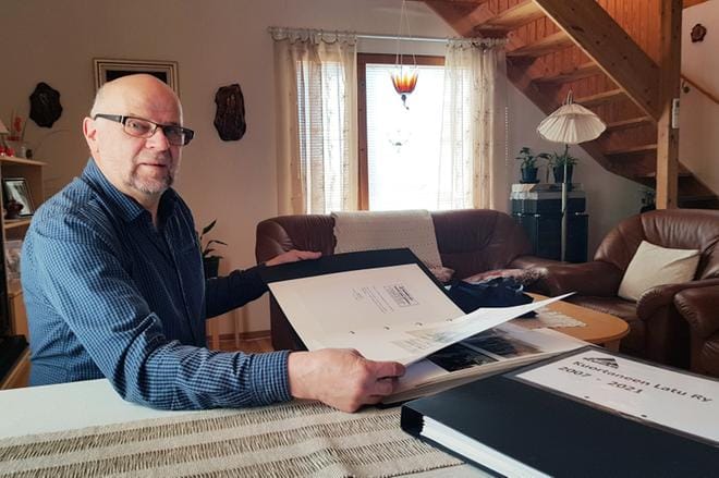 Kuortaneen Ladun entinen puheenjohtaja Mauno Sippola on tehnyt juhlavuoden kunniaksi Kuortaneen Ladun historiikin. KUVA: LAURA LUUKKO