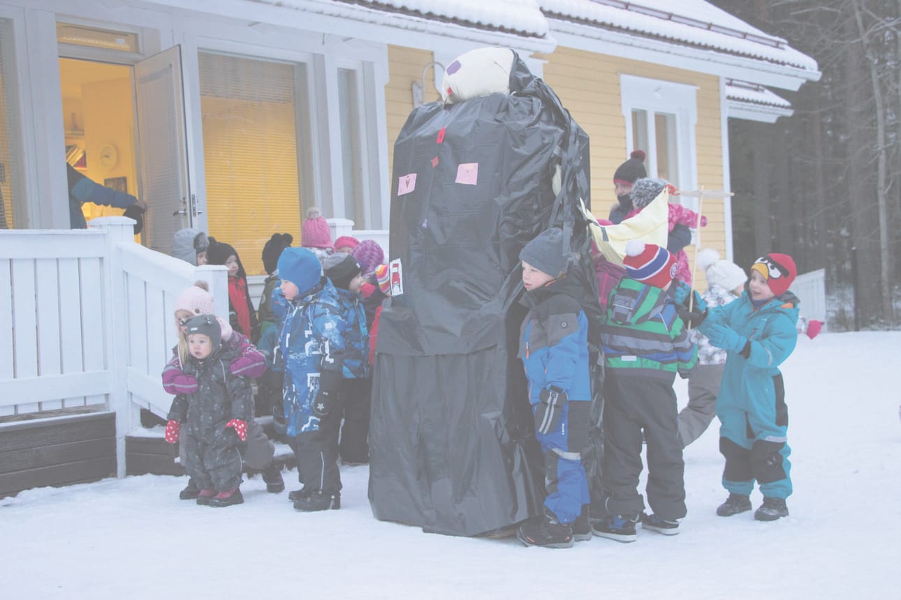 Päiväkodilla on rakennettu liikuteltava Limmi-jättipeikko. 15-minuuttinen ooppera päätyy lisäsanoilla laulettavaan maakuntalauluun.