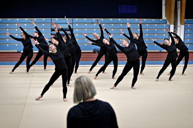 Vaikeinta on yhtäaikaisuus ja liikkeen virtaaminen. Jumppareiden aikuisten ryhmän vanhimman ja nuorimman ikäero on noin 25 vuotta. Tämä on valmentajasta rikkaus. KUVAT: TOMI KOSONEN