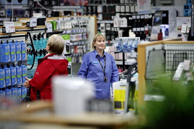 Myymäläpäällikkö Mirva Luotsinen-Yli-Mutka toivoo, että Clas Ohlsonilla olisi jatkossa myymälä sekä keskustassa että Ideaparkissa. KUVA: TOMI KOSONEN