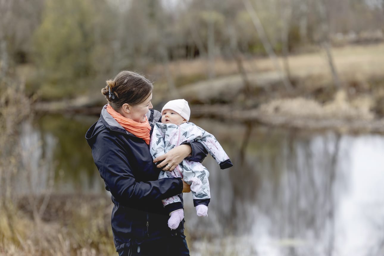 Emilia-vauvan ja äidin päivät kuluvat syödessä, sylitellessä ja leikkiessä.