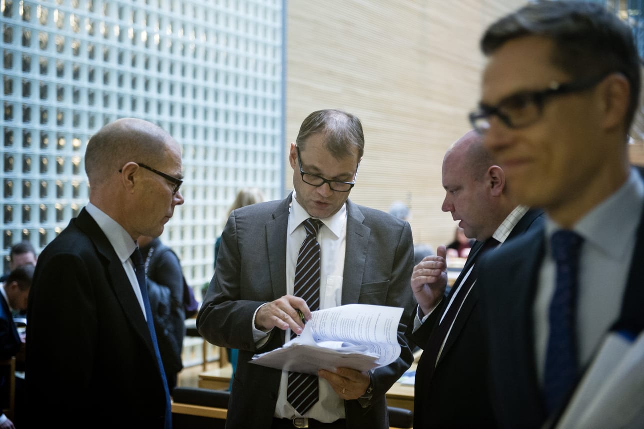 Pääministeri Juha Sipilä (kesk.) ja valtiovarainministeri Alexander Stubb (kok.) kuvattuna hallituksen sote-kriisin aikana 6.11.2015. Seuraavan yön neuvotteluissa kokoomus sai valinnanvapausmallin.