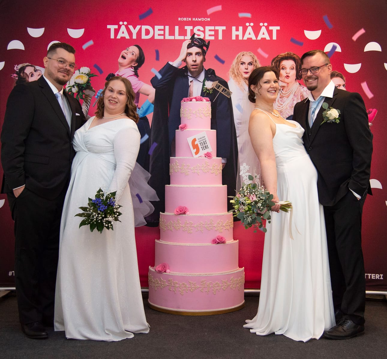 Miia ja Juuso Viitala (vas.) sekä Oona ja Markus Järvenpää eivät ole monta kertaa teatterissa käyneet, mutta lienevät silti maan ainoat pariskunnat, jotka on vihitty teatterin näyttämöllä.