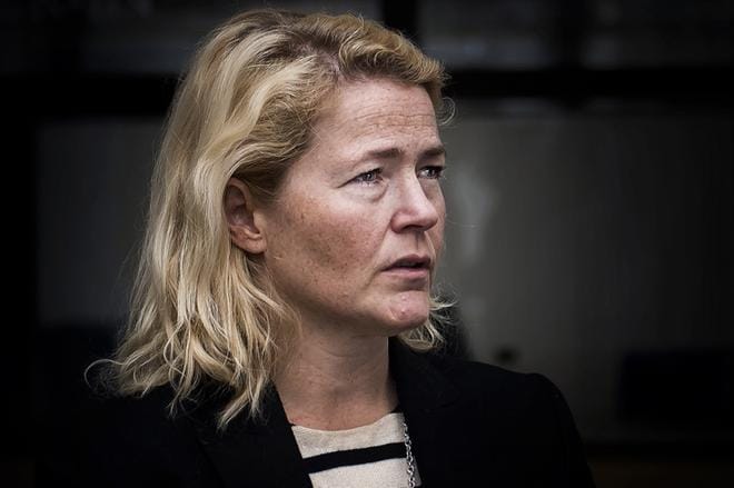 Europarlamentaarikko Miapetra Kumpula-Natri (sd.) johti parlamentin roaming-neuvotteluja. Hän odottaa, että maksut poistuvat kokonaan parin viikon päästä. Vaikka suomalaisten anoma poikkeislupakin menisi läpi, mobiilidatan, puhelujen ja tekstareiden hinnat halpenevat.KUVA: JARNO PELLINEN
