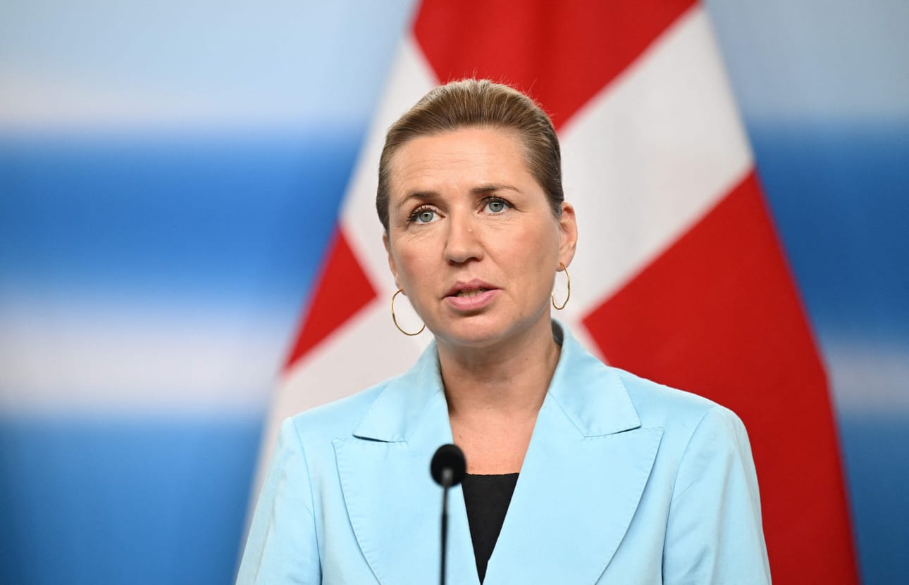 Tanskan pääministeri Mette Frederiksen kehotti lausunnossaan voimakkaasti Yhdysvaltoja lopettamaan uhkailun.