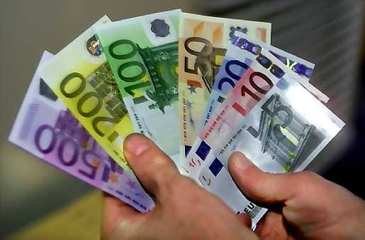 Suomessa tavattujen euroväärennöstän määrä on kasvussa. Kuvan setelit ovat aitoja.
