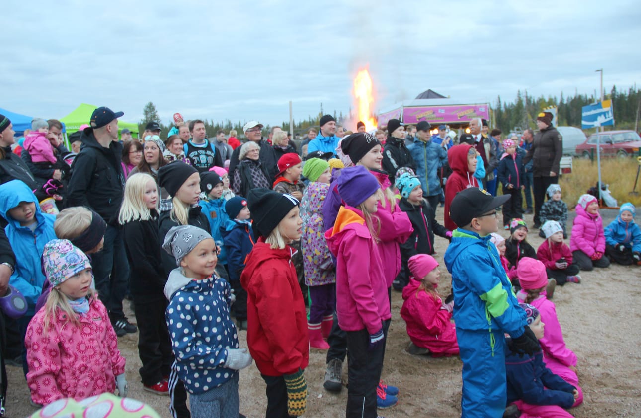 Viime syksynä Luppovesi palaa -tapahtumassa oli paljon väkeä. Lapset seurasivat ohjelmaa tarkkaavaisesti.