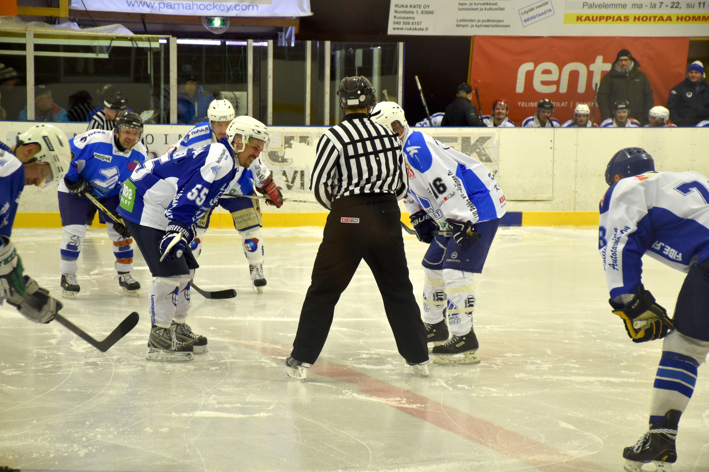 Jäähallissa pelattiin kaikkien aikojen viimeinen peli lankalauantaina. Vastakkain olivat PaKa Blue ja PaKa White.  Bluen Tero Tarvainen ja Whiten Tarmo Mustonen vastakkain aloituksessa.