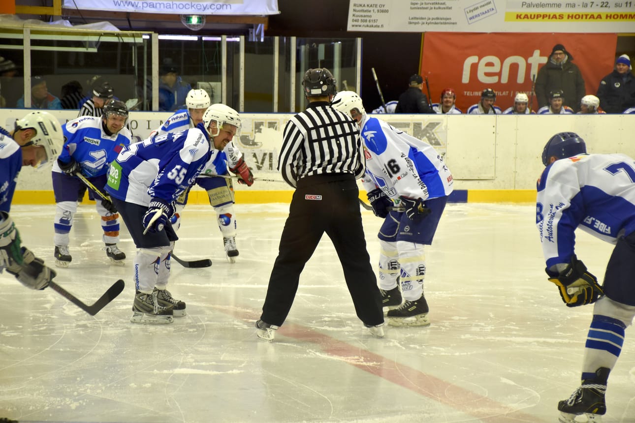 Jäähallissa pelattiin kaikkien aikojen viimeinen peli lankalauantaina. Vastakkain olivat PaKa Blue ja PaKa White. Bluen Tero Tarvainen ja Whiten Tarmo Mustonen vastakkain aloituksessa.