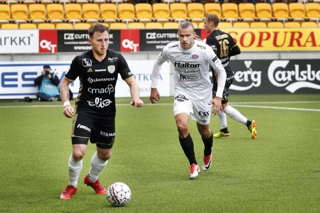 SJK:n Billy Ions oli kotijoukkueelle tärkeä pelaaja. Kalle Taimi ja muu FC Lahden puolustus piti kuitenkin Ionsin tässä ottelussa maalittomana. KUVA: JOUKO HÄNNINEN